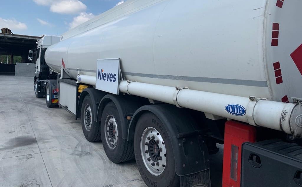 Camión cisterna Nieves Energía para transporte de combustible