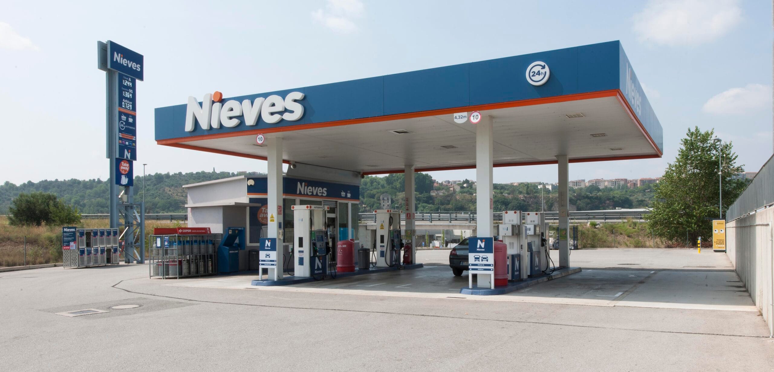 Estación de servicio Olesa oeste Nieves