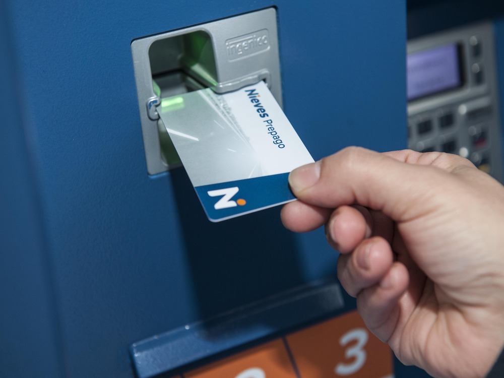 Uso de tarjeta de combustible Nieves en surtidor para el pago seguro y controlado del repostaje profesional.