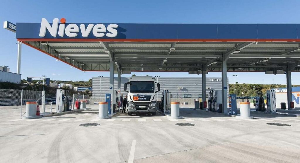 Estación de servicio Nieves con camión repostando combustible, asociada a la gestión de flotas mediante la app Nmove.