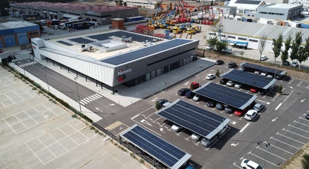 Instalación de paneles solares en cubierta industrial y parking para alquiler de tejados y generación de energía renovable