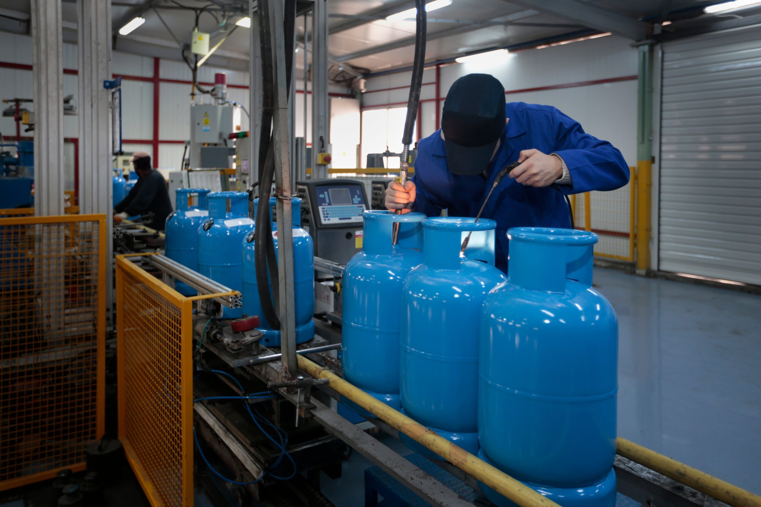 Proceso industrial de llenado de bombonas de gas propano en planta para uso en aplicaciones comerciales e industriales.