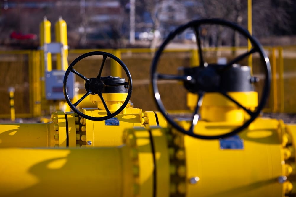 Infraestructura de suministro de gas natural con válvulas y tuberías en red de distribución para uso industrial y doméstico.