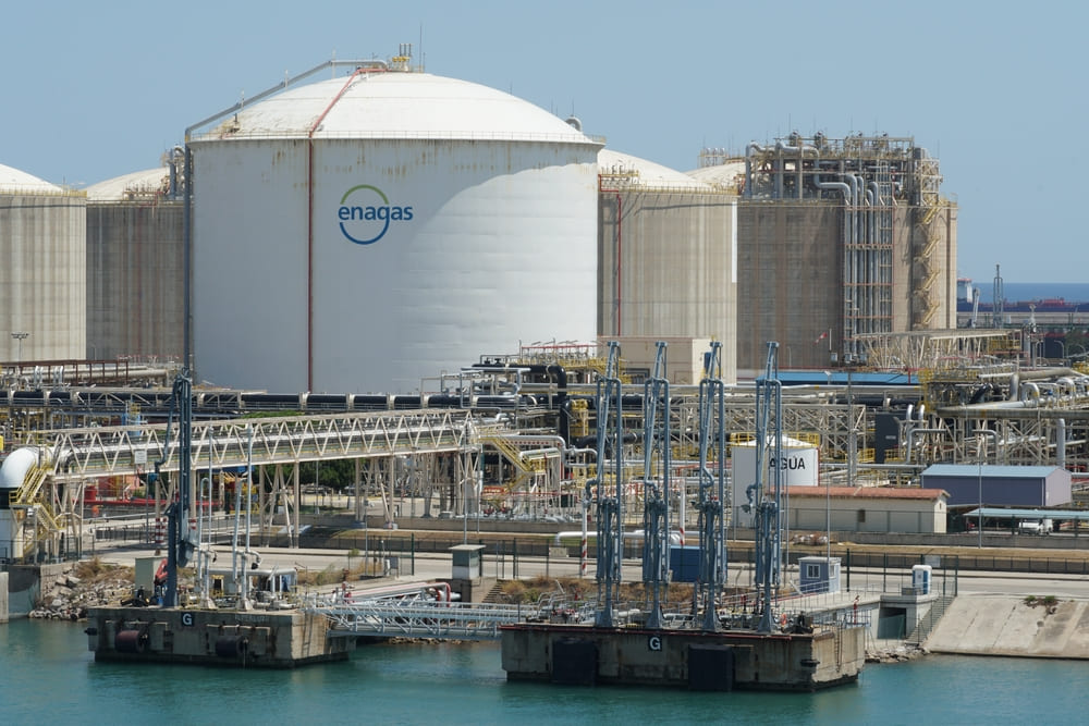 Plantas de regasificación de Enagás en España como parte del sistema gasista para el transporte y almacenamiento de gas natural.