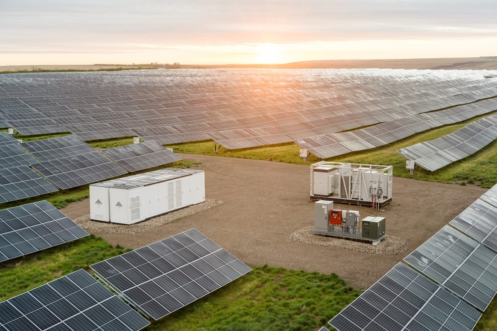 Instalación solar fotovoltaica con sistema de almacenamiento energético mediante baterías para optimizar el autoconsumo.