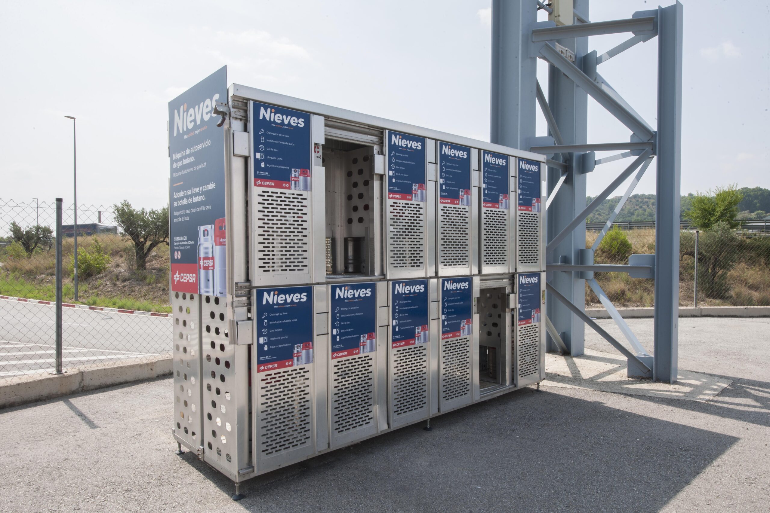Máquina de autoservicio de gas butano en estación de servicio Nieves