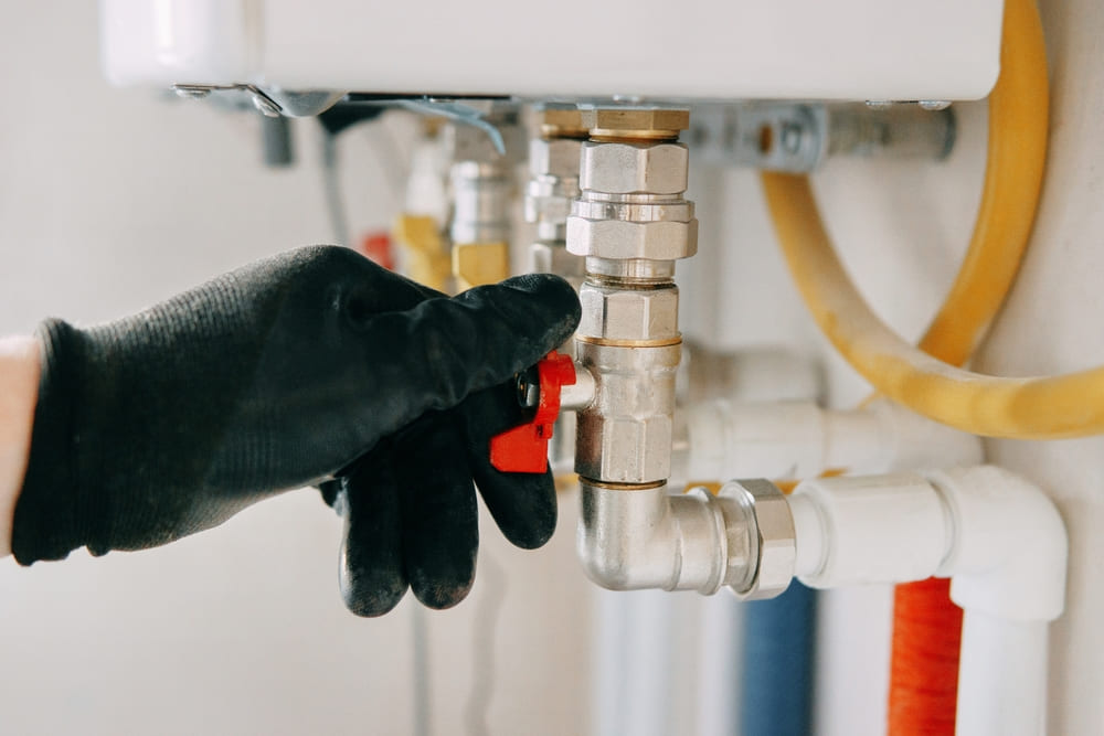 Revisión y mantenimiento de gas en empresa con válvula y tuberías de seguridad