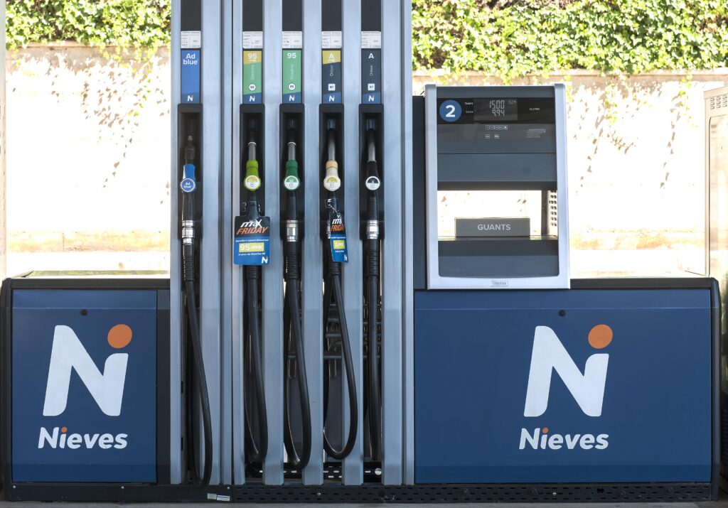 Estación de servicio Nieves donde se muestran los diferentes tipos de combustible