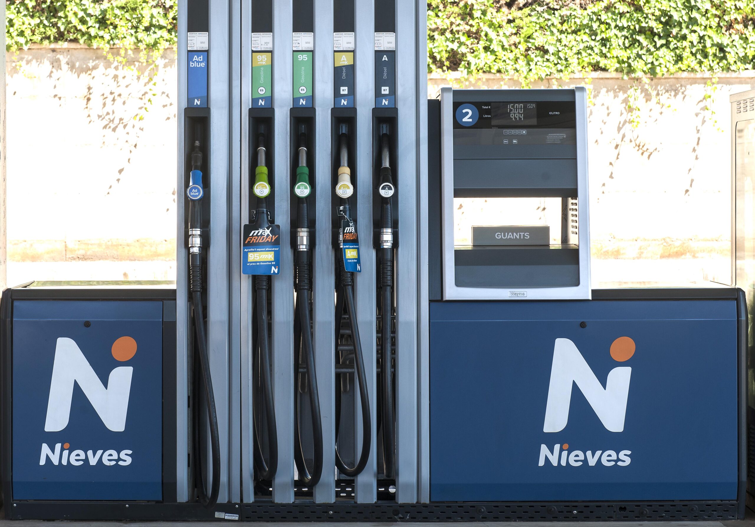 Estación de servicio Nieves donde se muestran los diferentes tipos de combustible
