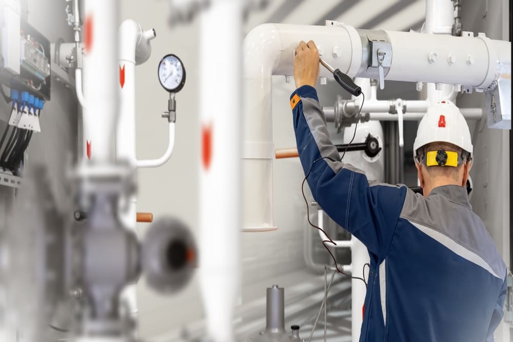 Técnico revisando instalación de gas industrial para garantizar la seguridad operativa y prevenir riesgos