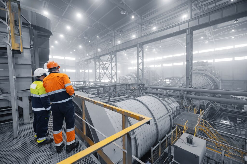 Interior de fábrica con nueva línea de producción para ayudas por sectores.