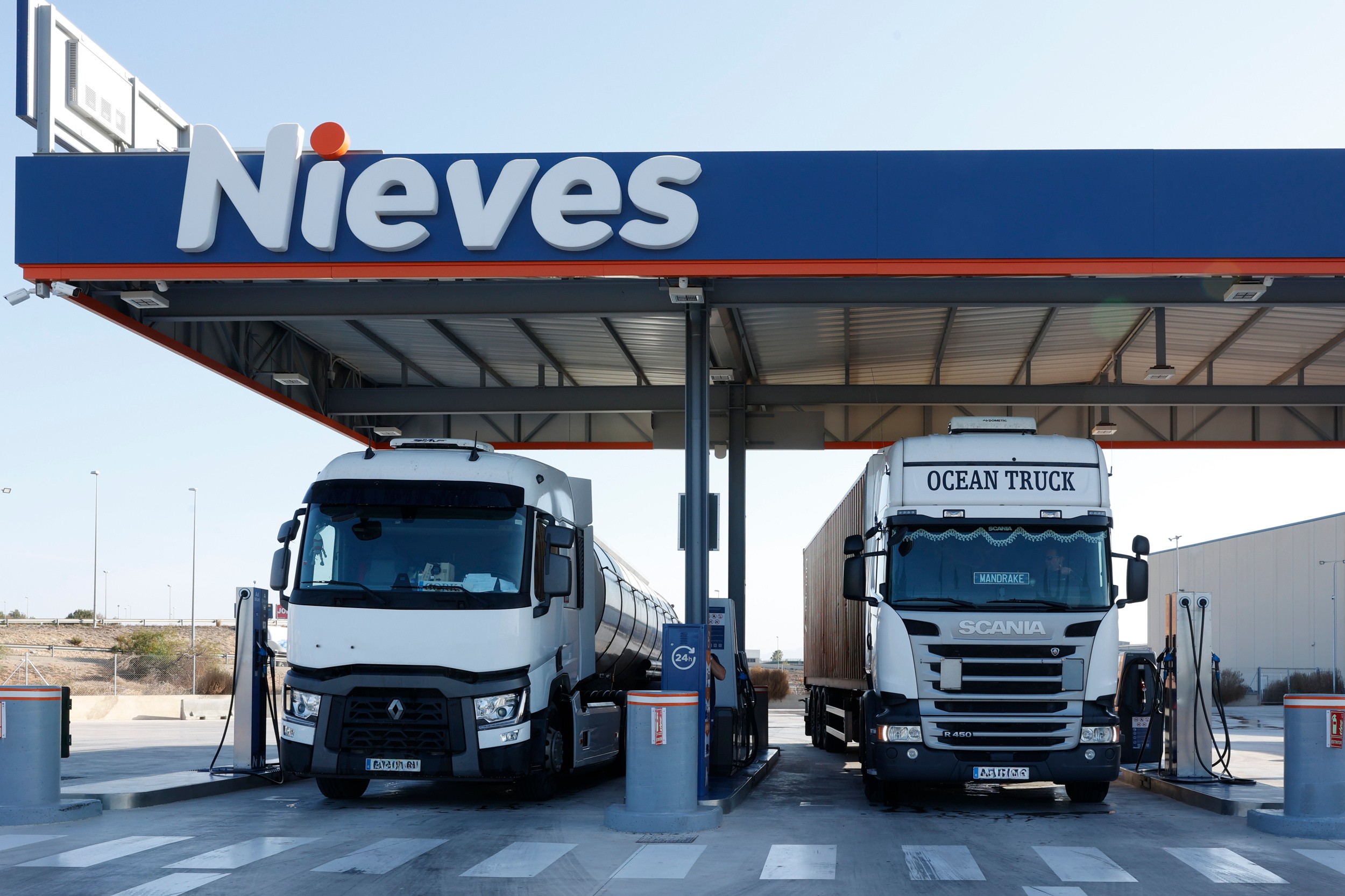 Estación de servicio de Nieves Ribarroja donde muestra camiones que representan la nueva masa máxima autorizada en España.