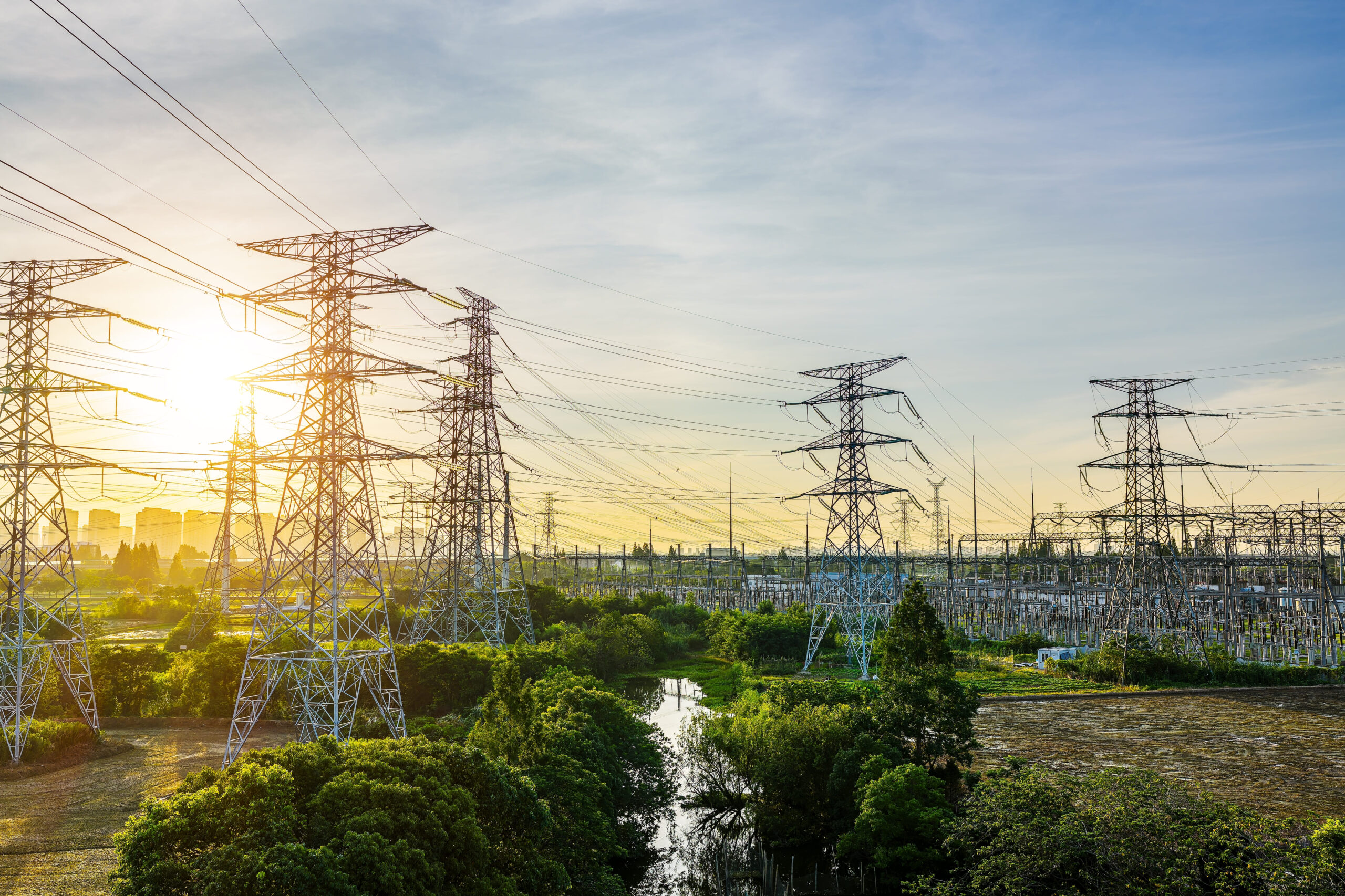 Torres eléctricas en entorno verde que representan los componentes del precio indexado