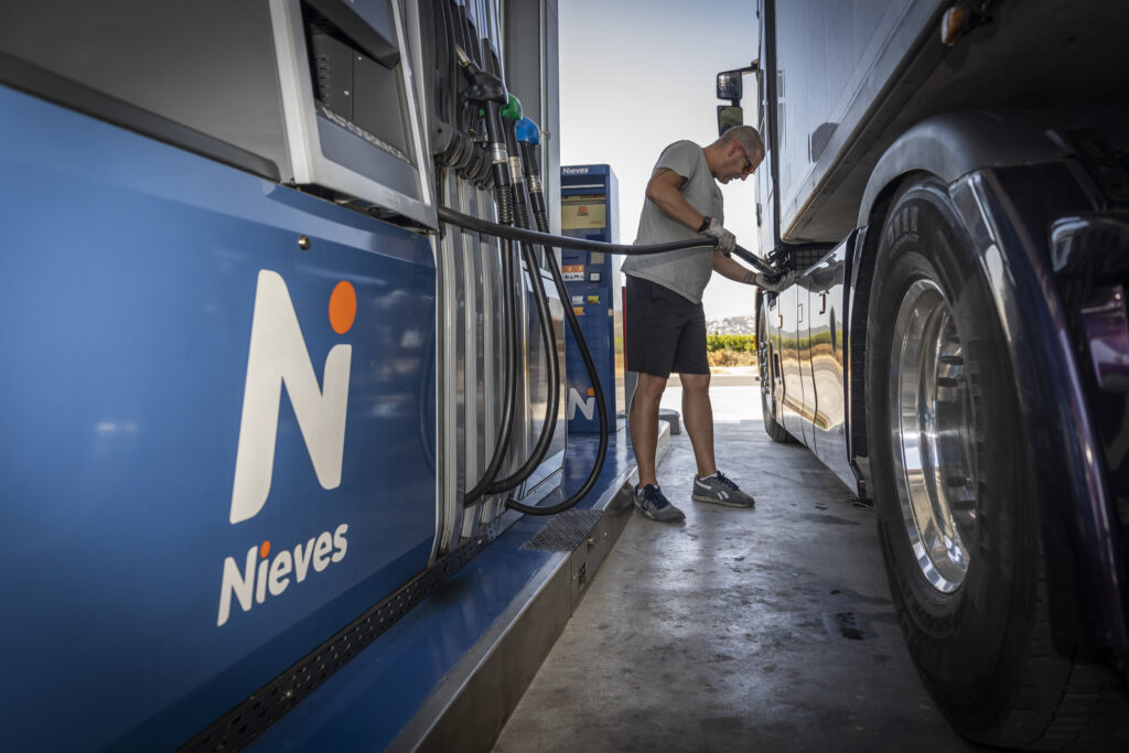Cliente profesional repostando en una de las estaciones de Nieves
