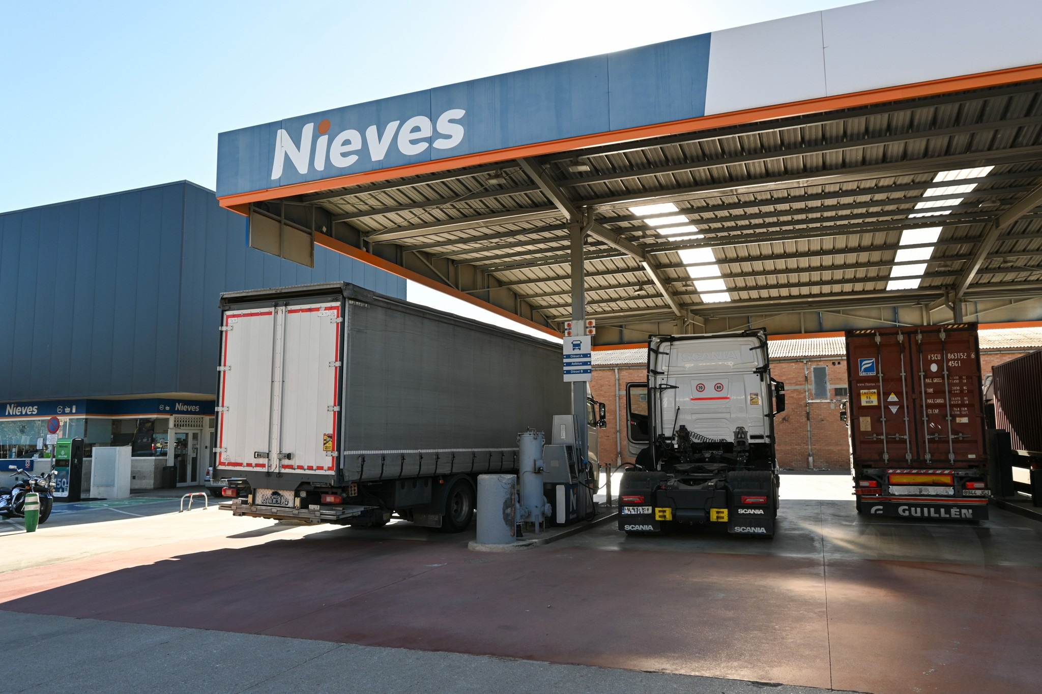 Camiones en la estación de servicio de Nieves Zona Franca